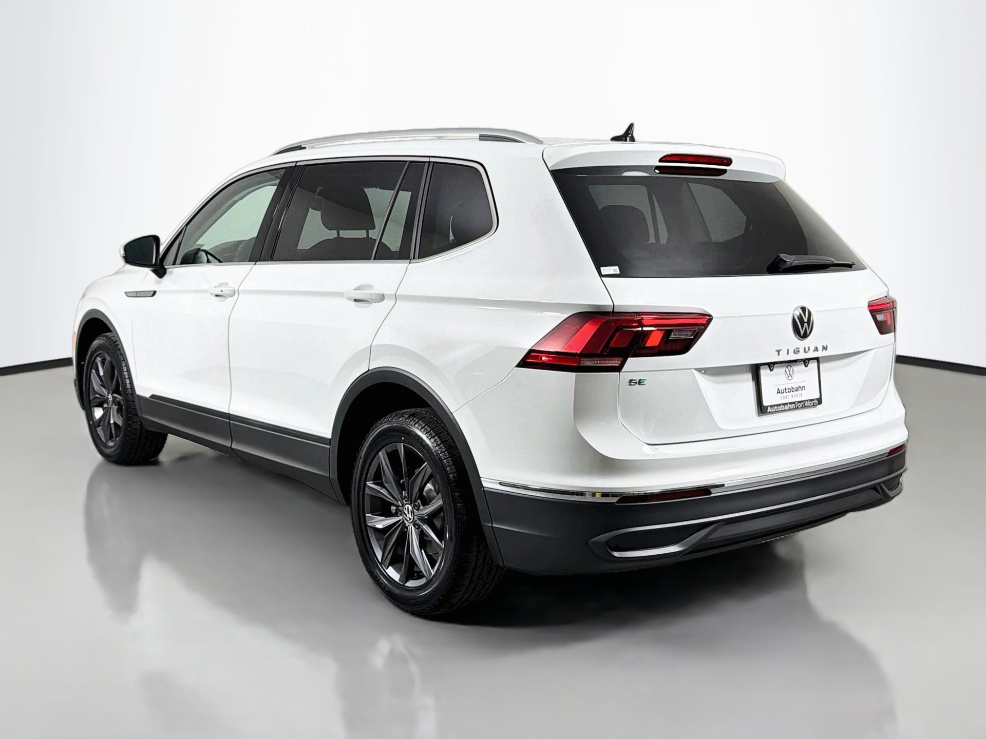 Used 2022 Volkswagen Tiguan SE w/ Panoramic Sunroof Package FWD image 7