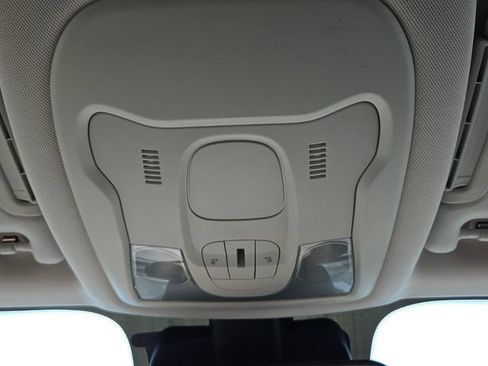 Used 2018 Jeep Renegade Latitude FWD image 21
