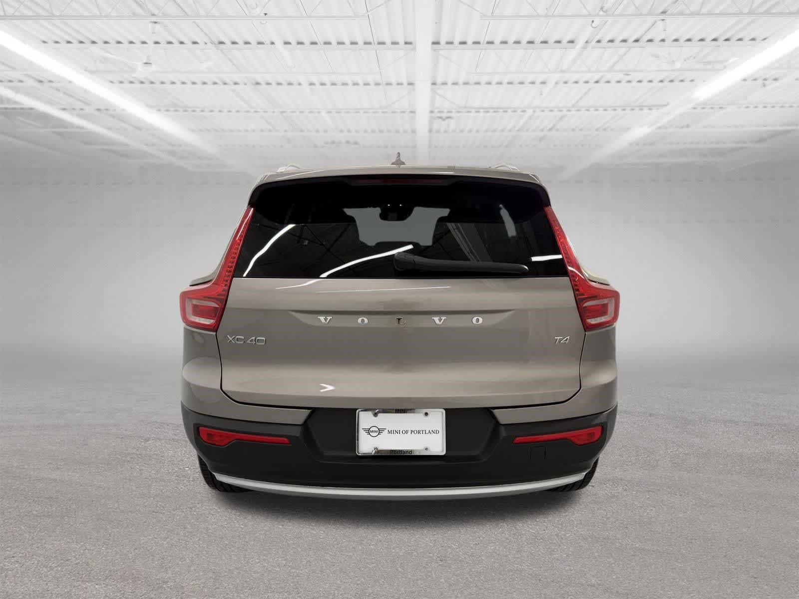 Used 2022 Volvo XC40 T4 Momentum FWD image 4