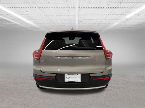 Used 2022 Volvo XC40 T4 Momentum FWD image 4