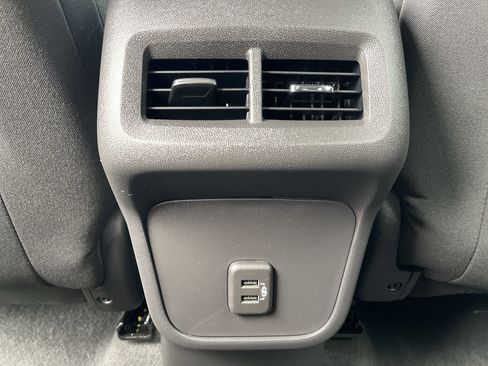 Used 2023 Chevrolet Equinox LT image 38