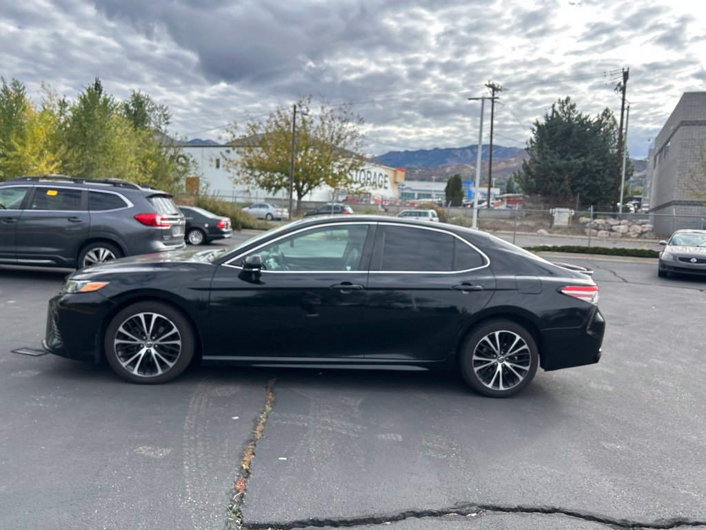 Used 2018 Toyota Camry SE w/ Convenience Package FWD image 12