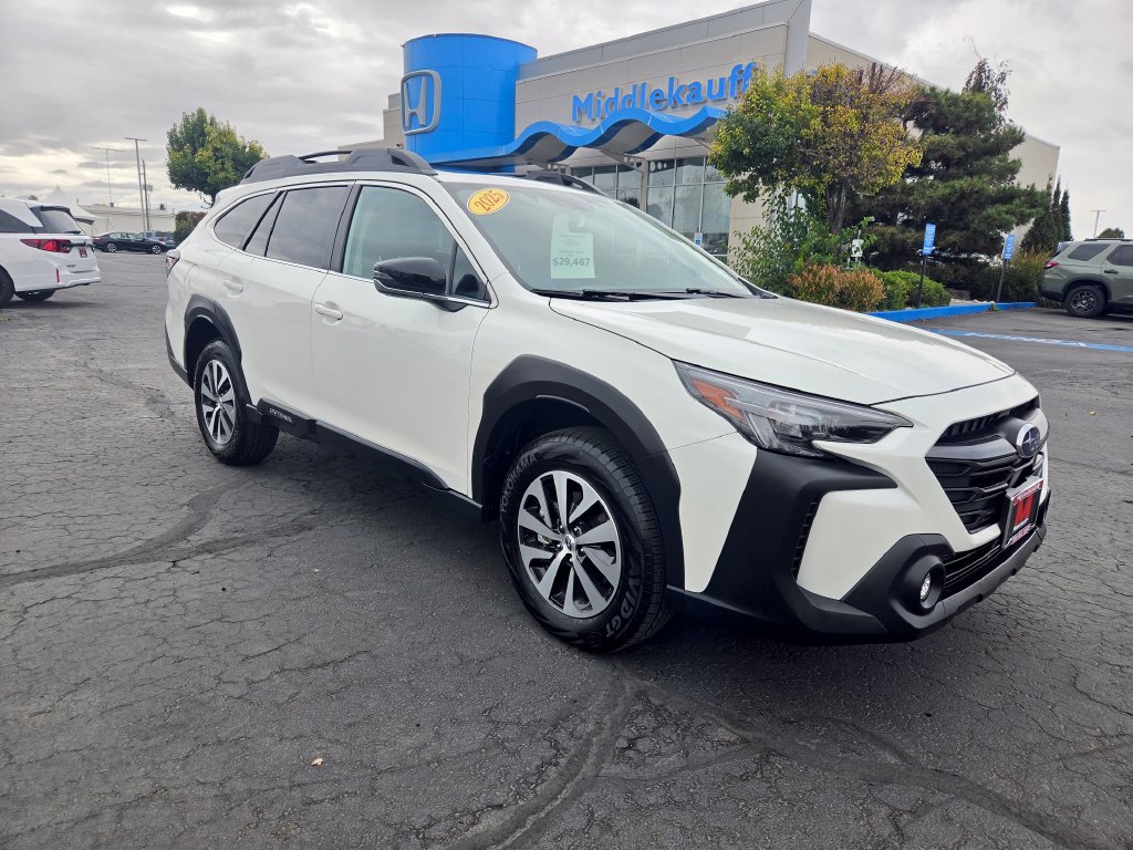 Used 2025 Subaru Outback Premium AWD/4WD image 1