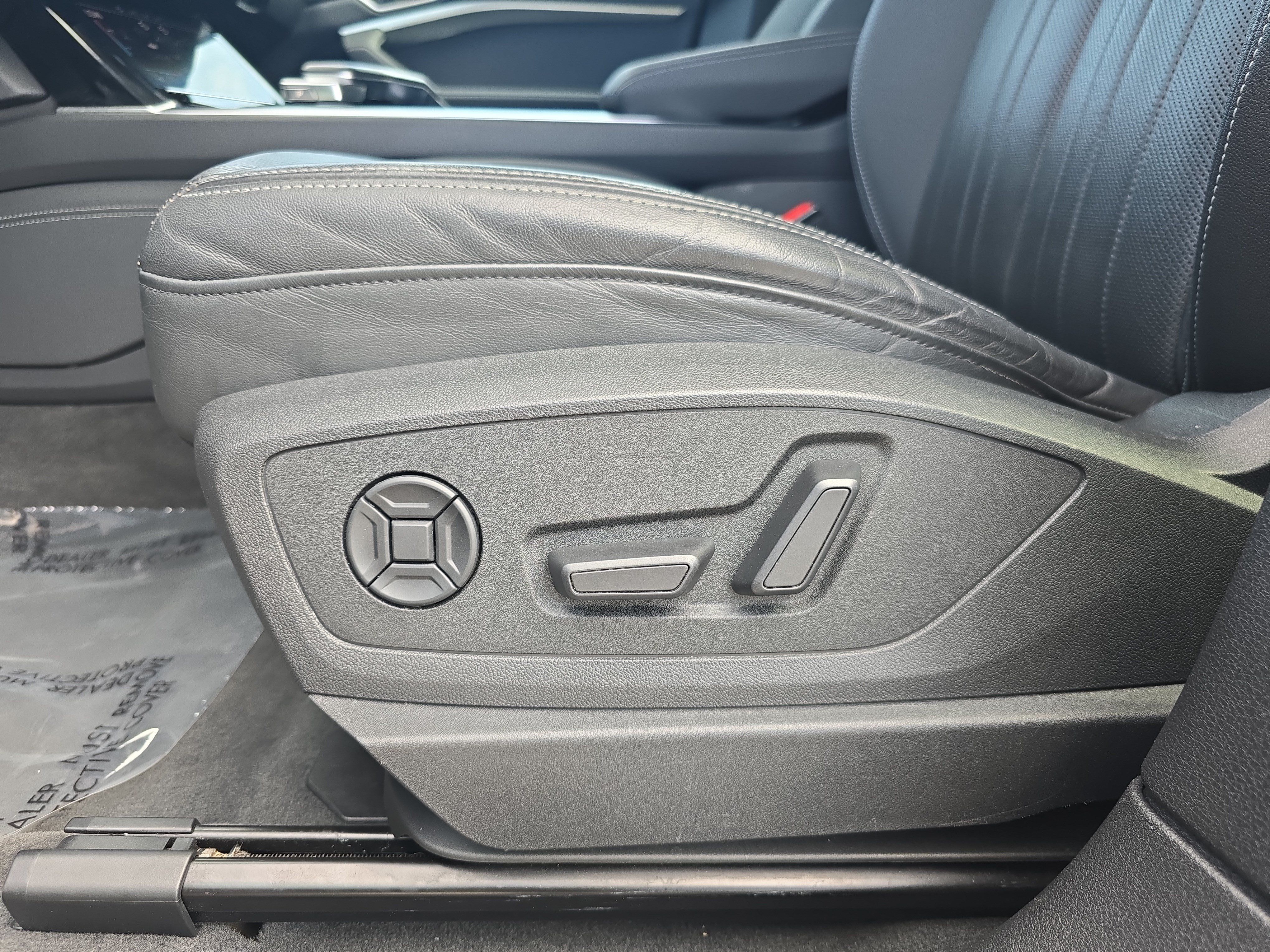 Used 2021 Audi e-tron Premium Plus w/ Premium Plus Package AWD/4WD image 25