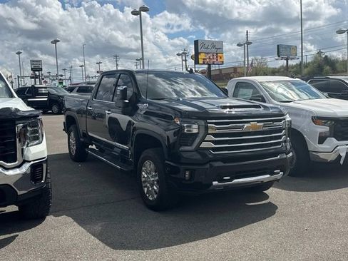 Used 2024 Chevrolet Silverado 2500 High Country w/ Technology Package image 2