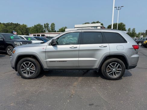 Used 2017 Jeep Grand Cherokee Trailhawk w/ Trailhawk Luxury Group AWD/4WD image 2