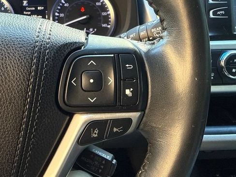 Used 2018 Toyota Highlander XLE AWD/4WD image 34