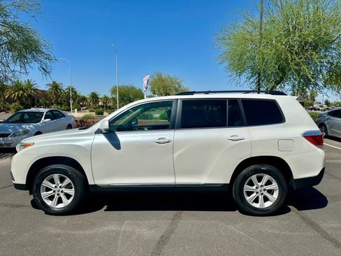 Used 2012 Toyota Highlander FWD w/ Tech Pkg image 4