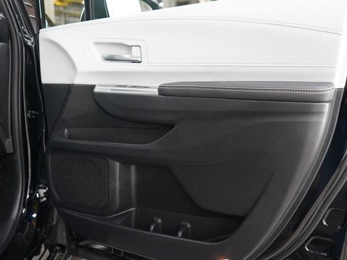 Used 2025 Toyota Sienna LE AWD/4WD image 9