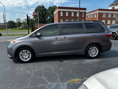 Used 2017 Toyota Sienna XLE Premium FWD image 4