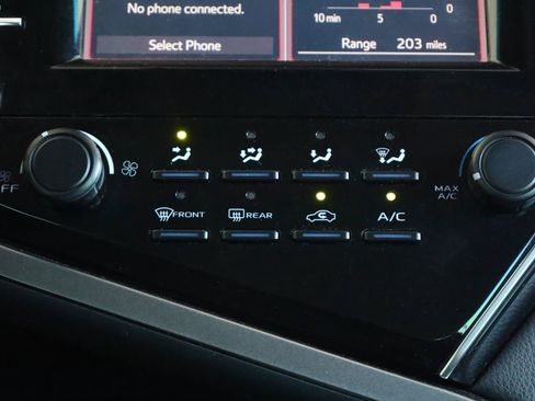 Used 2018 Toyota Camry LE FWD image 40