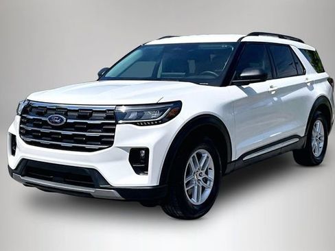 Used 2025 Ford Explorer Active w/ Active Comfort Package RWD image 2
