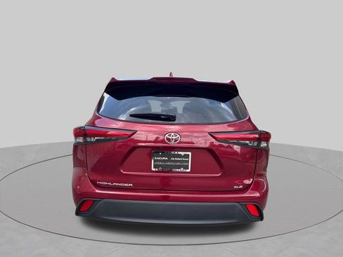 Used 2022 Toyota Highlander XLE FWD image 9