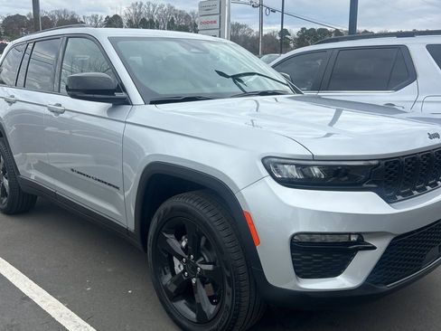 Used 2025 Jeep Grand Cherokee Limited w/ Black Appearance Package image 11