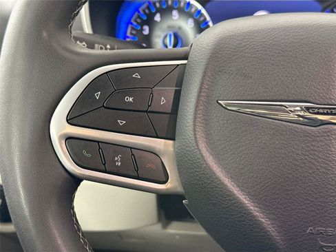 Used 2024 Chrysler Pacifica Touring-L FWD image 17