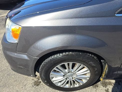 Used 2016 Chrysler Town & Country Touring FWD image 9