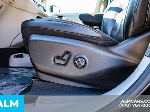 Used 2023 Chrysler Pacifica Touring-L image 28