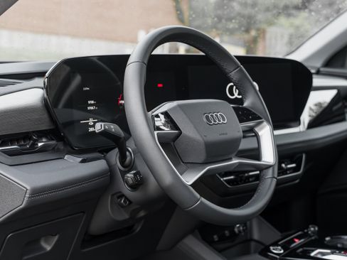 Used 2025 Audi Q6 e-tron Premium Plus w/ Premium Plus AWD/4WD image 9