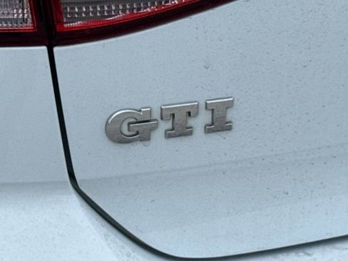 Used 2018 Volkswagen GTI SE FWD image 14