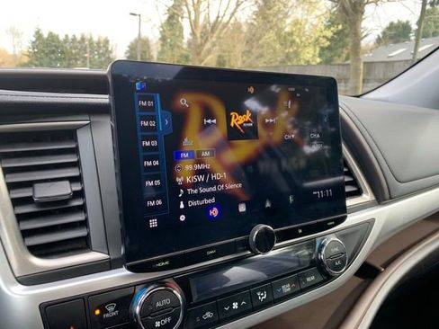 Used 2018 Toyota Highlander XLE image 19