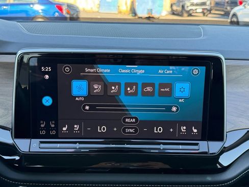 Used 2025 Volkswagen Atlas SE AWD/4WD image 16