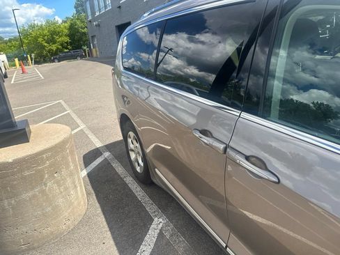 Used 2017 Chrysler Pacifica Touring-L Plus FWD image 5