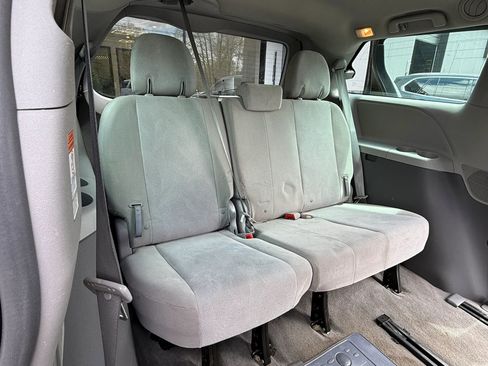 Used 2015 Toyota Sienna L FWD image 31