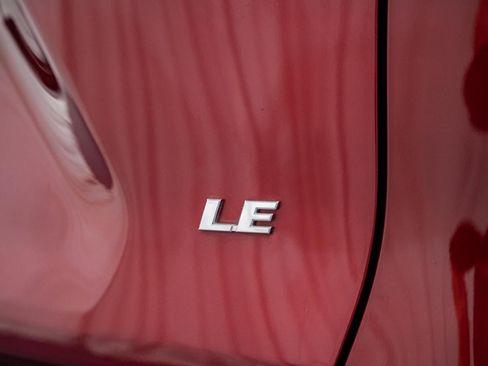 Used 2021 Toyota RAV4 LE image 17