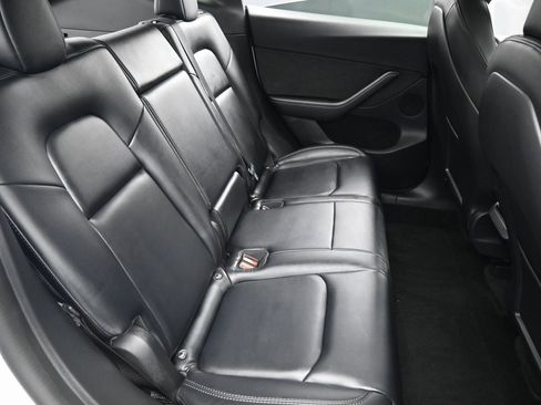 Used 2022 Tesla Model Y Long Range image 33