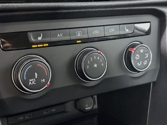 Certified 2022 Volkswagen Taos SE FWD image 17