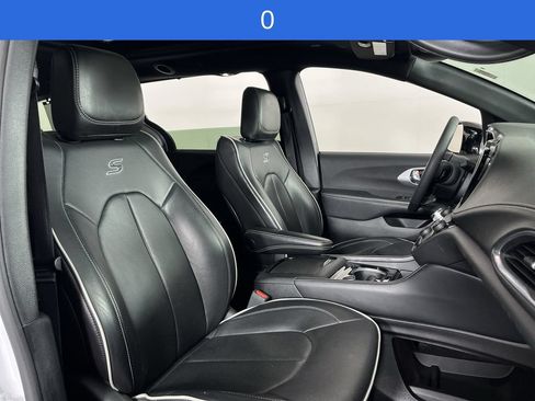Used 2025 Chrysler Pacifica Limited FWD image 26