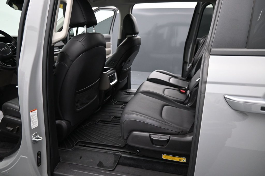 Used 2025 Kia Carnival EX FWD image 16