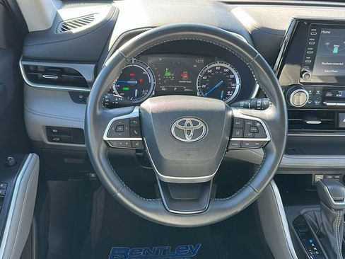 Used 2022 Toyota Highlander XLE AWD/4WD image 12