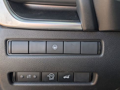 Used 2025 Nissan Rogue SV image 32