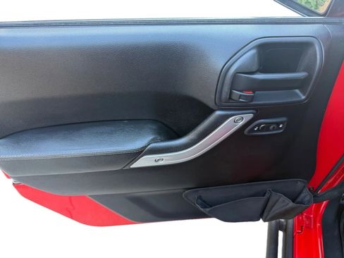 Used 2016 Jeep Wrangler Unlimited Rubicon image 16