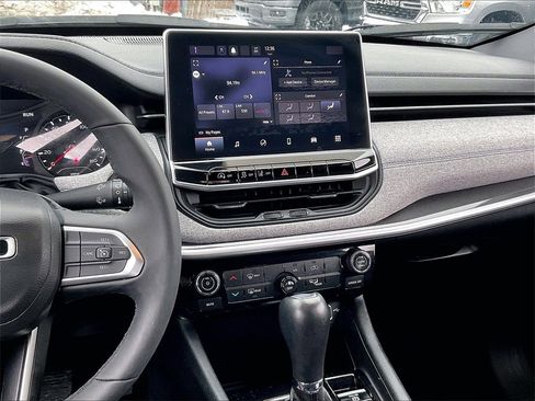 Used 2023 Jeep Compass Latitude image 17