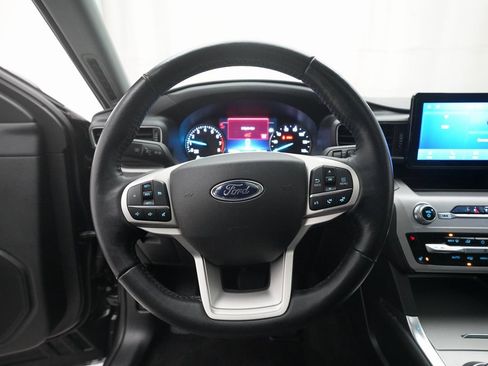 Used 2022 Ford Explorer XLT w/ Equipment Group 202A image 4