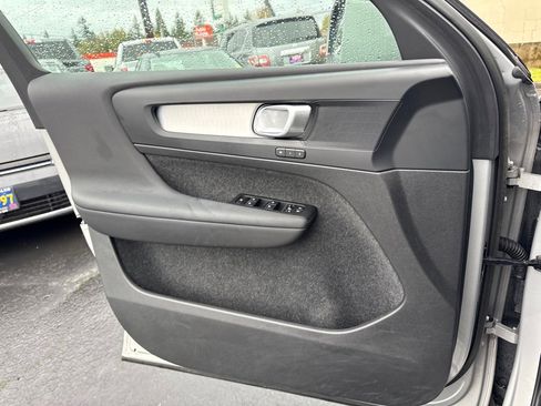 Used 2023 Volvo XC40 B5 Core image 23