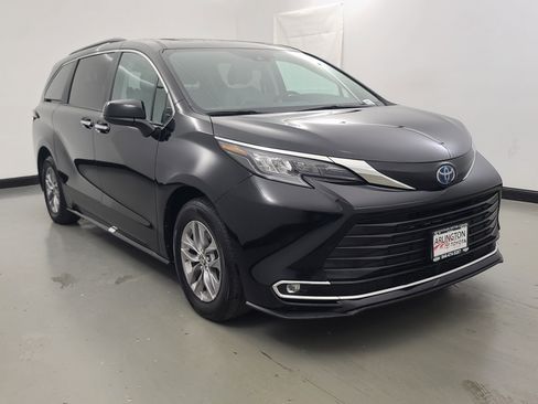 Used 2024 Toyota Sienna XLE image 2