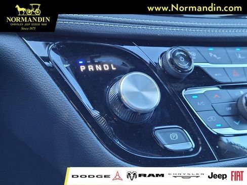 Used 2024 Chrysler Pacifica Limited FWD image 12