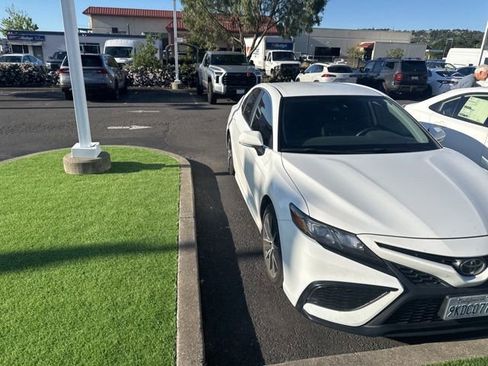 Used 2024 Toyota Camry SE image 12