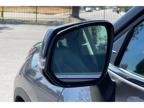 Used 2024 Toyota Highlander XLE image 12