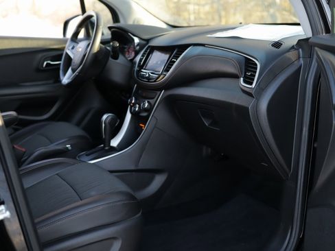 Used 2022 Chevrolet Trax LT w/ Midnight Edition image 27