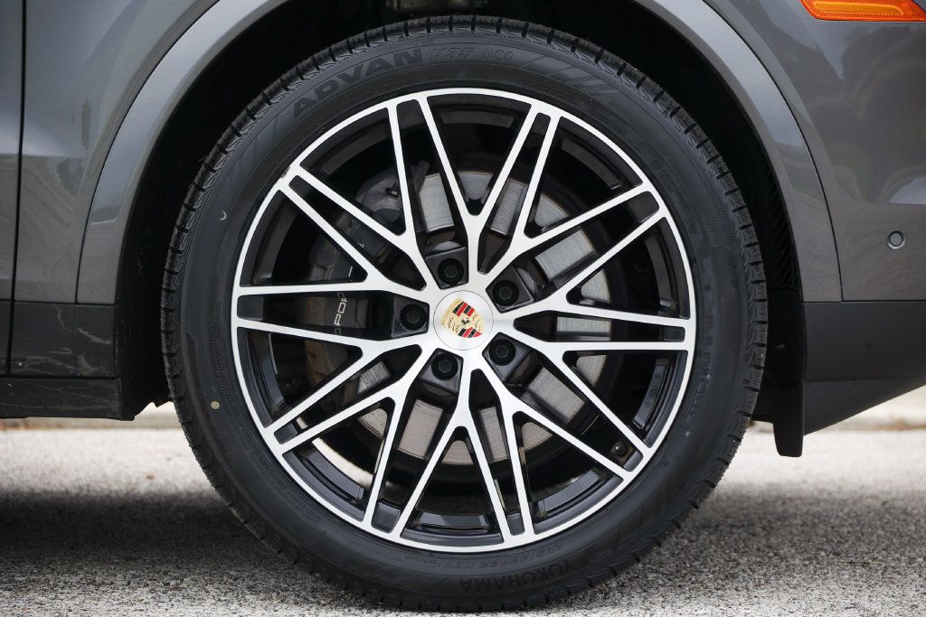 Certified 2024 Porsche Cayenne Coupe AWD/4WD image 24