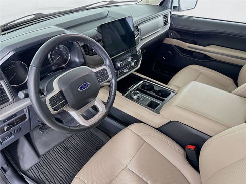 Used 2023 Ford Expedition XLT image 11