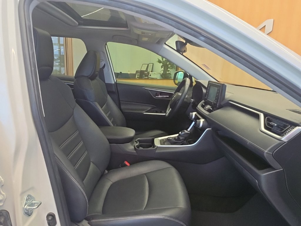Used 2021 Toyota RAV4 XLE Premium AWD/4WD image 46