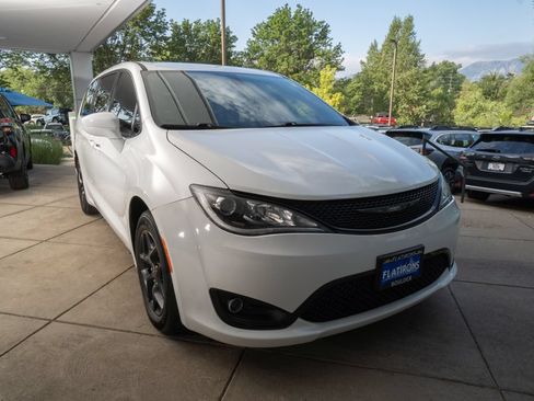Used 2020 Chrysler Pacifica Touring w/ S Appearance Package FWD image 2