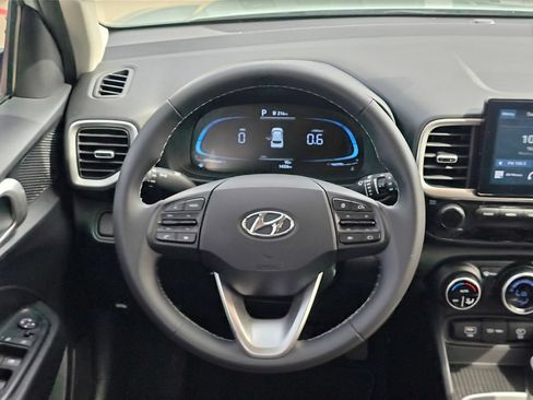 Used 2025 Hyundai Venue SEL FWD image 16