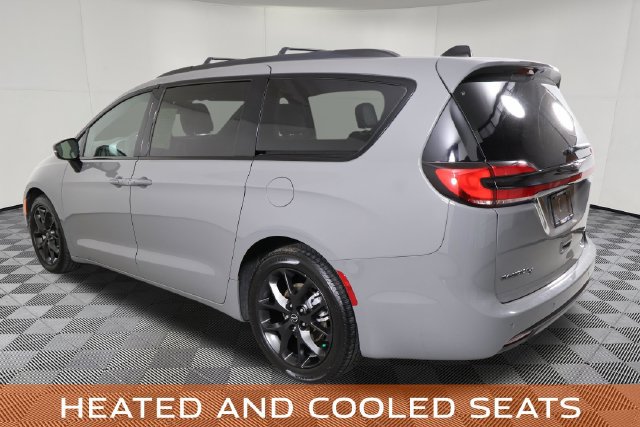 Used 2025 Chrysler Pacifica Limited FWD image 11