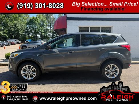 Used 2019 Ford Escape SE FWD image 1